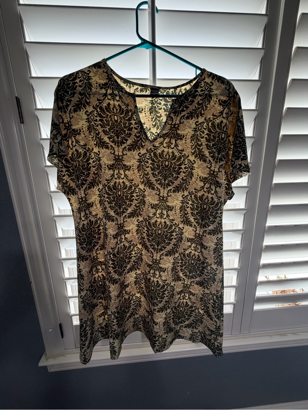 Short Sleeve V-Neck Printed Top in Black and Cream
